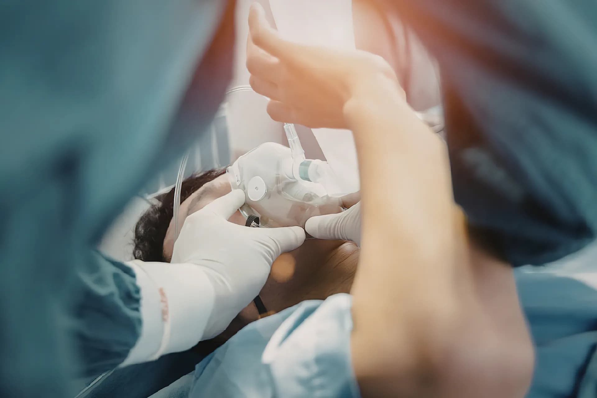 Sterile Handschuhe halten eine Beatmungsmaske im OP — Schritt für Schritt zur Anerkennung