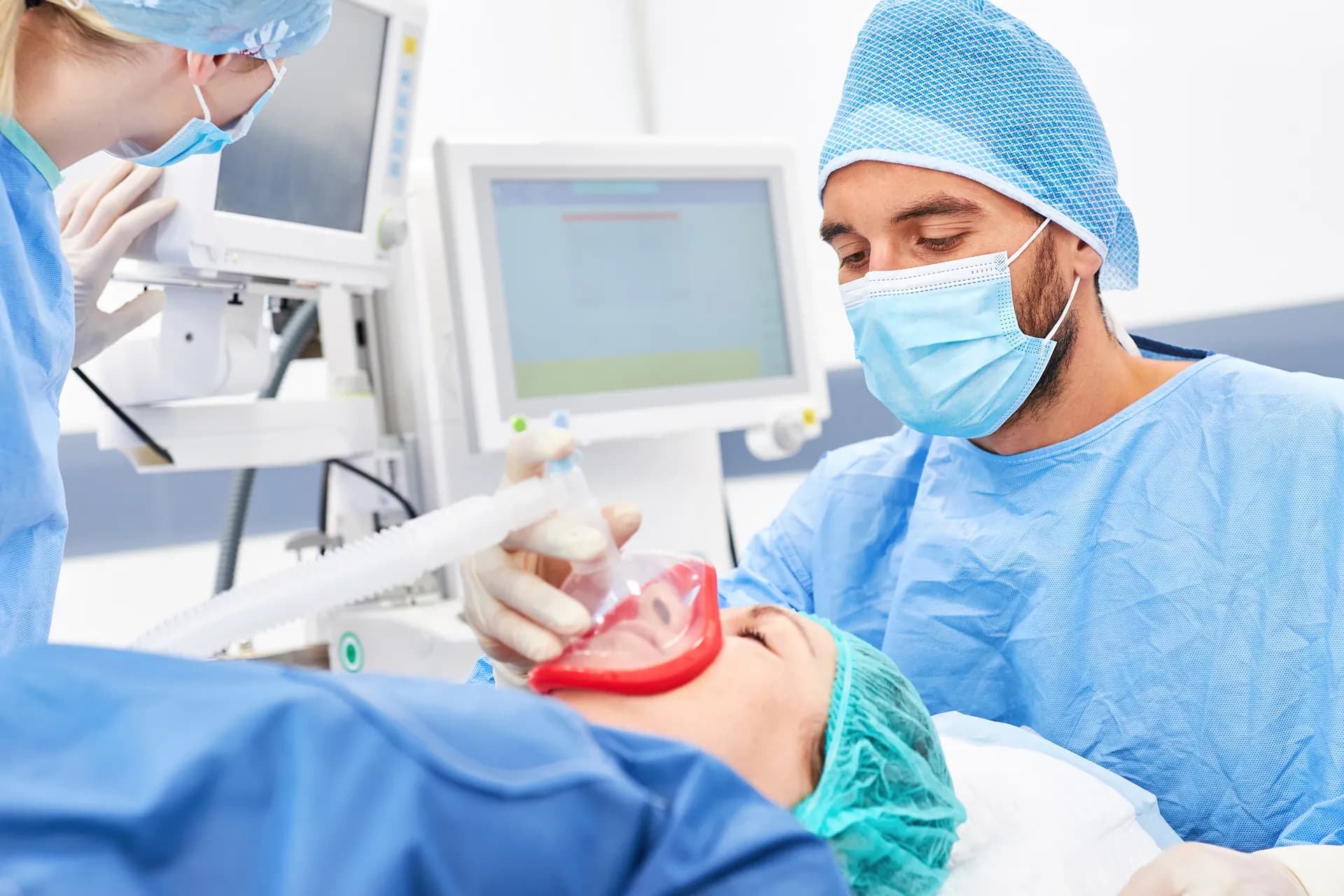 ATA-Team versorgt Patientin im Aufwachraum — typische Prüfungssituation